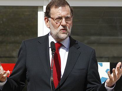Rajoy agradece a los médicos su trabajo en el hospital Carlos III.