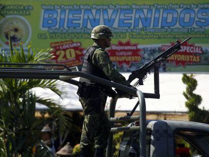 Un soldado patrulla el puerto de L&aacute;zaro C&aacute;rdenas.