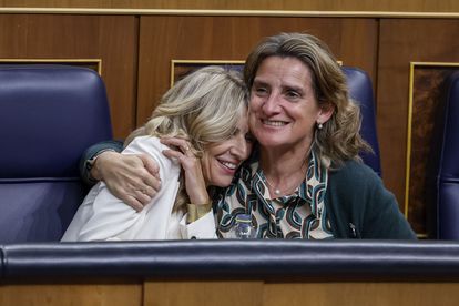 Teresa Ribera, vicepresidenta tercera y ministra para la Transición Ecológica y el Reto Demográfico en funciones, abraza a la líder de Sumar, Yolanda Díaz, tras la intervención de esta en el debate de investidura.