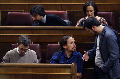 Alberto Garz&oacute;n, portavoz de IU, (derecha) conversa con Pablo Iglesias, l&iacute;der de Podemos, en el pleno del Congreso.