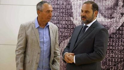 El secretario de Organización del PSOE, José Luis Ábalos, conversa con el diputado de Compromís, Joan Baldoví.