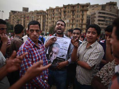 J&oacute;venes egipcios discuten en la plaza Tahrir en El Cairo los resultados extraoficiales de las elecciones presidenciales.