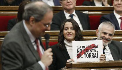 Arrimadas muestra un cartel durante la intervención de Torra.