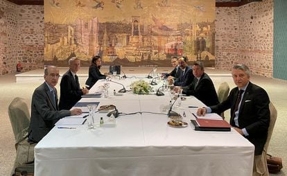 Representantes de Grecia y Turquía en una reunión para tratar las disputas marítimas entre ambos países, este lunes en Estambul.