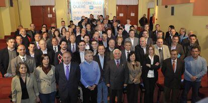 Candidatos del PP ourensano a las municipales de 2011 presididos por el exbar&oacute;n, en el medio de la primera fila