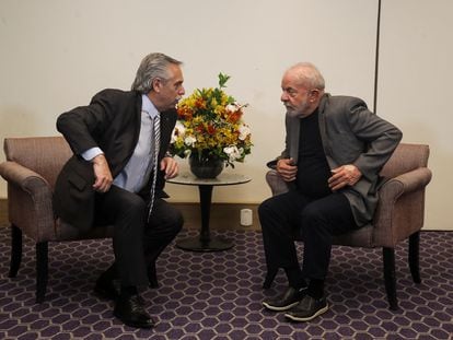 El presidente electo de Brasil, Luiz Inacio Lula da Silva, junto al presidente de Argentina, Alberto Fernández, en São Paulo, el lunes.