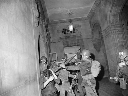 Un militar golpea a un estudiante, el 29 de julio de 1968 en Ciudad de México, en las semanas previas a la matanza de Tlatelolco.