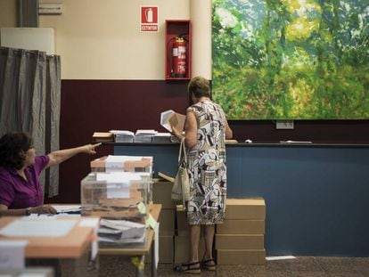 Una mujer elige su papeleta en un colegio electoral en las elecciones generales de 2016.