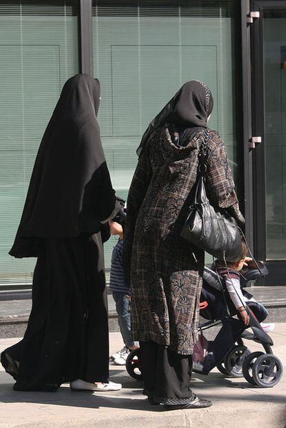 Dos mujeres musulmanas, en Lleida, ataviadas con <i>hiyab</i> y <i>niqab</i>.