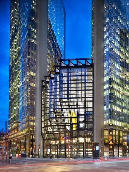 El Royal Bank Plaza, uno de los edificios bancarios más emblemáticos del centro de Toronto, alberga la sede internacional del Royal Bank of Canada en dos torres de oficinas de 41 y 26 pisos de altura.