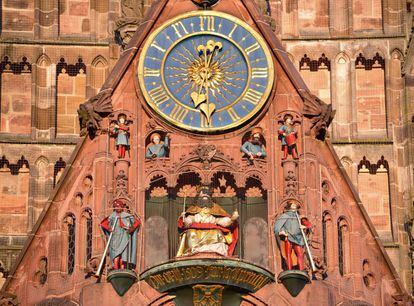 El reloj mecánico de la iglesia de Nuestra Señora de Núremberg, construida entre 1350 y 1358 por orden de Carlos IV.