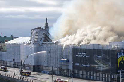 Los bomberos trabajan frente al edificio centenario, este martes en Copenhague. 