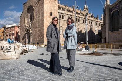Las arquitectas autoras del proyecto Blanca Peñín, a la izquierda, y Elisabet Quintana en la plaza Ciudad de Brujas, ya peatonalizada, que se abrirá antes de Navidad