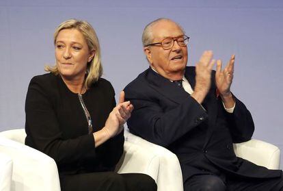 La líder del Frente Nacional, Marine Le Pen, y su padre Jean-Marie, en un acto en noviembre.