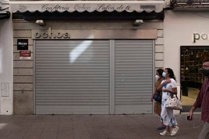 Fachada de la confitería Ochoa, en el centro de Sevilla, este jueves todavía cerrada.
