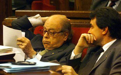 El entonces presidente de la Generalitat, Jordi Pujol, y Artur Mas en un pleno del Parlamento de Cataluña en febrero de 2001.