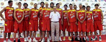 La selección española de baloncesto, con Aíto García Reneses al frente, durante su presentación ayer en Madrid.