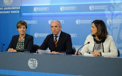 El portavoz del Gobierno vasco, Josu Erkoreka, flanqueado hoy por las consejeras Arantza Tapia y Beatriz Artolazabal.