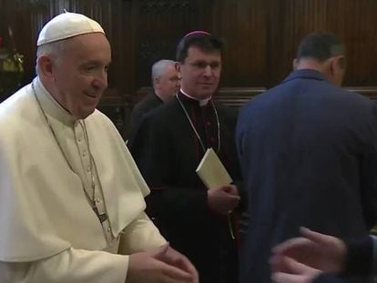 El Papa no dejó que los fieles besaran su mano por “una simple cuestión de higiene”