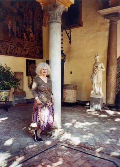la duquesa de Alba, en el Palacio de las Dueñas de Sevilla en junio de 2004.  
