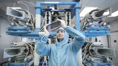 Una científica examina una lente láser en un laboratorio de Oxfordshire (Reino Unido).