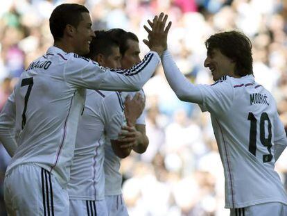 Cristiano celebra con Modric tras marcar uno de sus goles al Granada. 