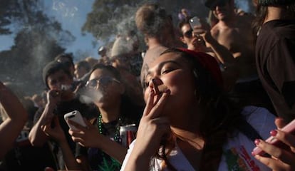 Jóvenes fuman marihuana en San Francisco.