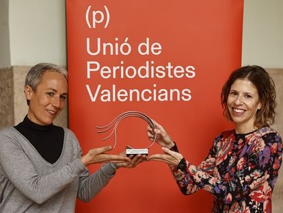 La fotoperiodista Mireia Comas, a la izquierda, y la presidenta de la Unió de Periodistes Valencians, Noa de la Torre, en el acto de celebración del 40 aniversario de los premios Llibertad d'Expressió en La Nau de Valencia.