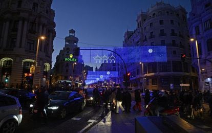 La Gran Vía de Madrid decorada con la iluminación de Navidad.