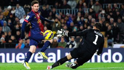 Messi bate a Iraizoz en el Camp Nou.