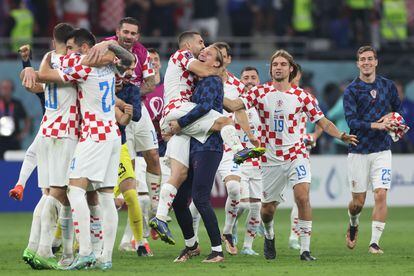 Los jugadores de Croacia festejan su victoria frente a Marruecos.
