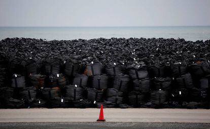 Bolsas de basura que contienen tierra contaminada del accidente de Fukushima, en 2015.