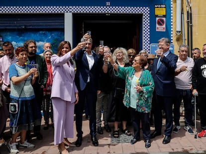 La vicealcaldesa y candidata socialista a la alcaldía de València, Sandra Gómez; el expresidente del Gobierno José Luis Rodríguez Zapatero y el presidente de la Generalitat, Ximo Puig; brindan con vecinos del poblado marítimo del Cabanyal ante el Teatro la Estrella.