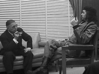 El Che Guevara recibe a Jean Paul Sartre en el Banco Nacional de Cuba en 1960.