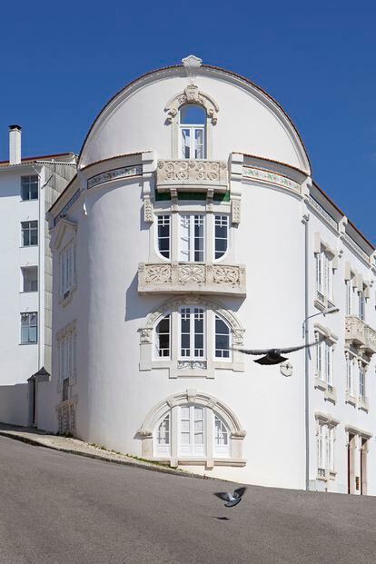 El edificio, situado en el casco histórico de Coimbra, en la colina principal que preside la ciudad medieval, conserva la organización original: dos viviendas independientes compuestas por un apartamento en la planta baja, y una casa de dos plantas y cubierta en la que vive Pereira.