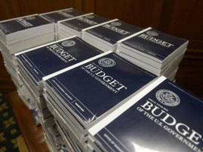 Fotografía que muestra varias copias del plan presupuestario para el año fiscal 2014, antes de ser enviadas al Congreso, en el edifico del Capitolio, en Washington, Estados Unidos, el 10 de abril de 2013. EFE/Archivo