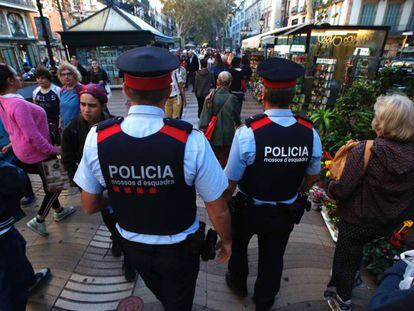 Una pareja de 'mossos' patrulla por La Rambla de Barcelona.