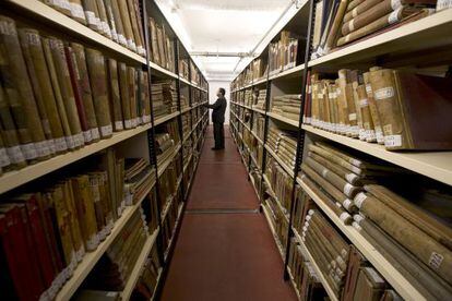 Un total de 19 kilómetros lineales de archivo, en estanterías, perforan los sótanos del nuevo centro cultural Conde Duque