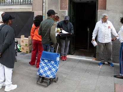 Personas en situación de pobreza acuden por comida o ropa, en las denominadas colas del hambre. 23 de mayo de 2023.