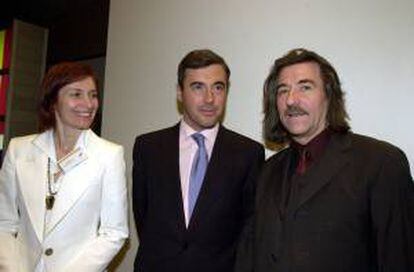 En la imagen, el ministro de Justicia, Angel Acebes (c), junto a la presidenta de Artistas Intérpretes, Sociedad de Gestión (AISGE), Assumpta Serna (i) y el presidente del Grupo Europeo de Artistas y sus Sociedades (ARTIS) y de la Federación Iberolatinoamericana de Artistas, Intérpretes o Ejecutantes (FILAIE); Luis Cobos (d). EFE/Archivo