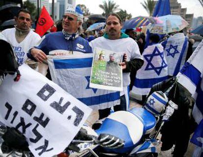 Manifestantes en apoyo al soldado juzgado afuera de la corte militar en Tel Aviv, este miércoles.