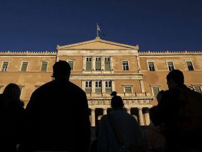  Varias personas se manifiestan para apoyar al Gobierno griego frente al Parlamento, en Atenas