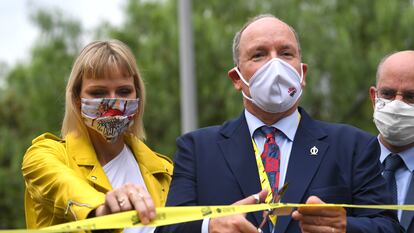 Los príncipes Alberto y Charlene de Mónaco, el 29 de agosto de 2020 en una etapa del Tour de Francia.