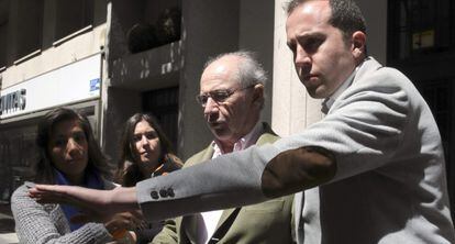 Rodrigo Rato, exvicepresident del Govern espanyol, surt del seu domicili aquest diumenge.