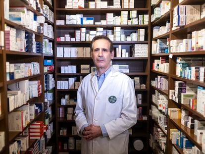 El farmacéutico Juan Gil en el interior de su farmacia en Villa del Prado, pueblo del oeste de la Comunidad de Madrid.