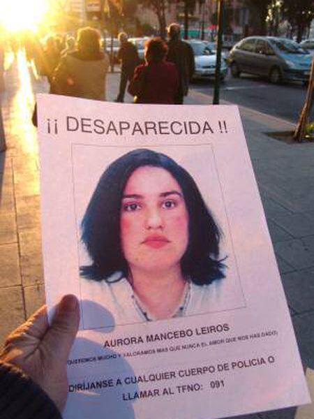 Cartel con la cara de Aurora Mancebo, de 24 años, que desapareció en la urbanización Bosques de Tarragona.