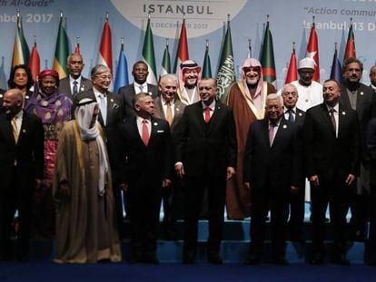 El presidente turco, Recep Tayyip Erdogan, flanqueado por el rey de Jordania, Abdulá II, y el presidente palestino, Mahmud Abbas, posan junto a otros líderes de países musulmanes al inicio de la cumbre de la Organización para la Cooperación Islámica en Estambul.
