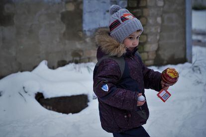 Un niño, durante un reparto de ayuda humanitaria en la localidad de Kupiansk (Járkov).