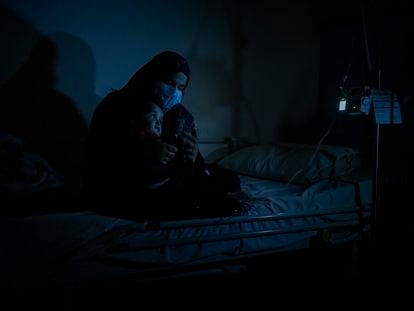 Una mujer y su hija a oscuras en la unidad de pediatría del Hospital Universitario Rafik Hariri, el más grande del Líbano, que enfrenta problemas de suministro eléctrico.