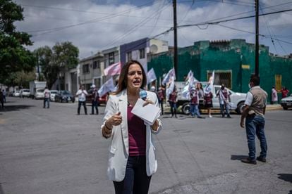 La candidata Clara Luz Flores habla a la prensa durante un evento en la colonia Industrial, en Monterrey.